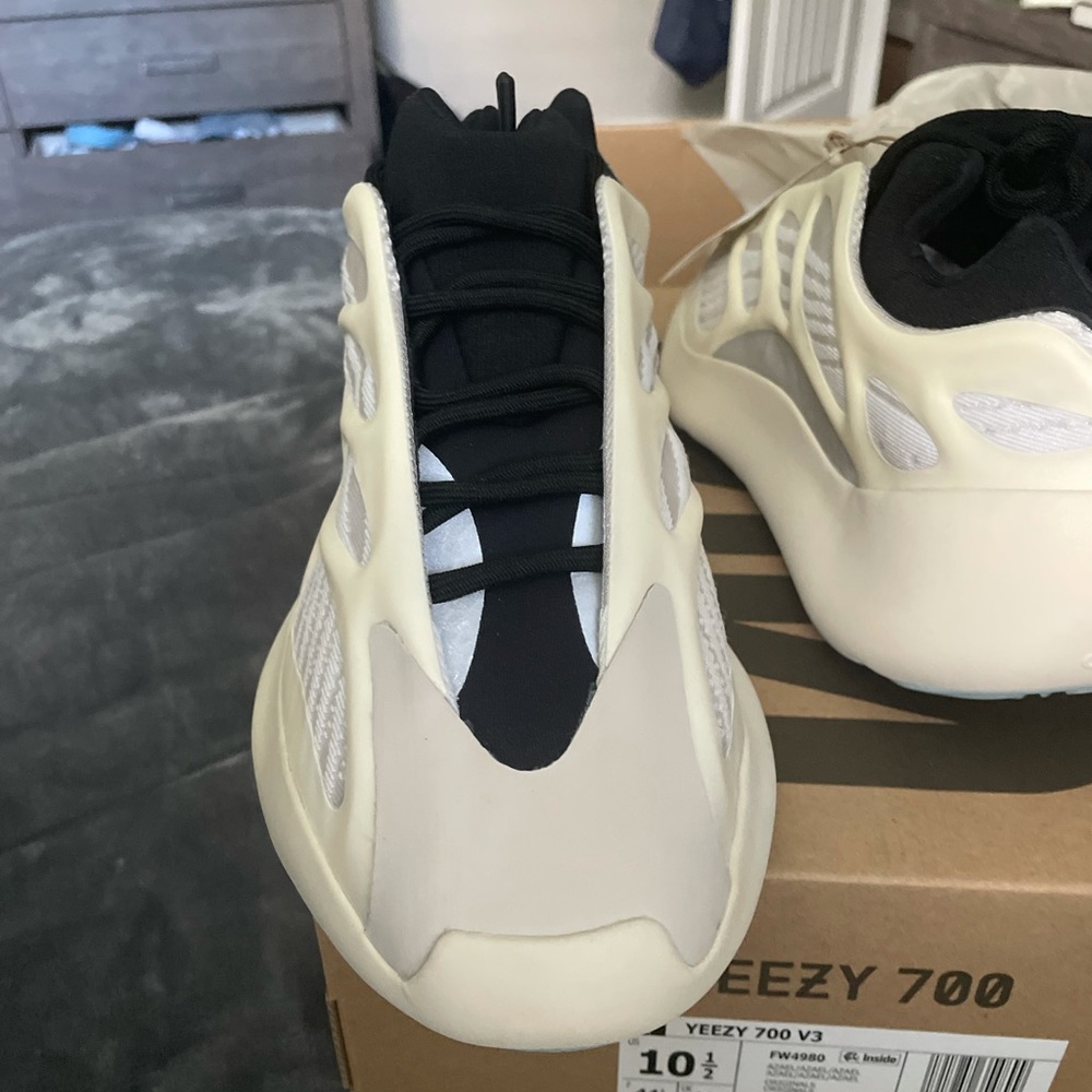 YEEZY 700 V3 AZAEL *BRAND NEW FROM YEEZY DAY*
